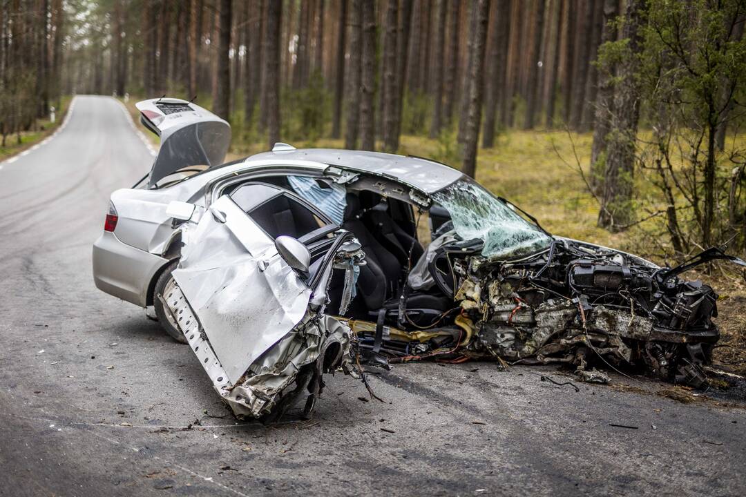 Karačiūnų gatvėje BMW rėžėsi į medį