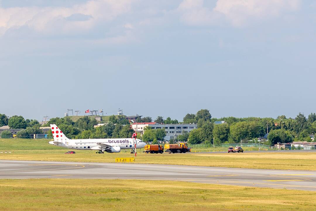 Vilniaus oro uosto kilimo-tūpimo take sugedęs lėktuvas