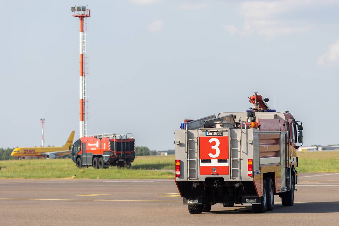 Vilniaus oro uosto kilimo-tūpimo take sugedęs lėktuvas