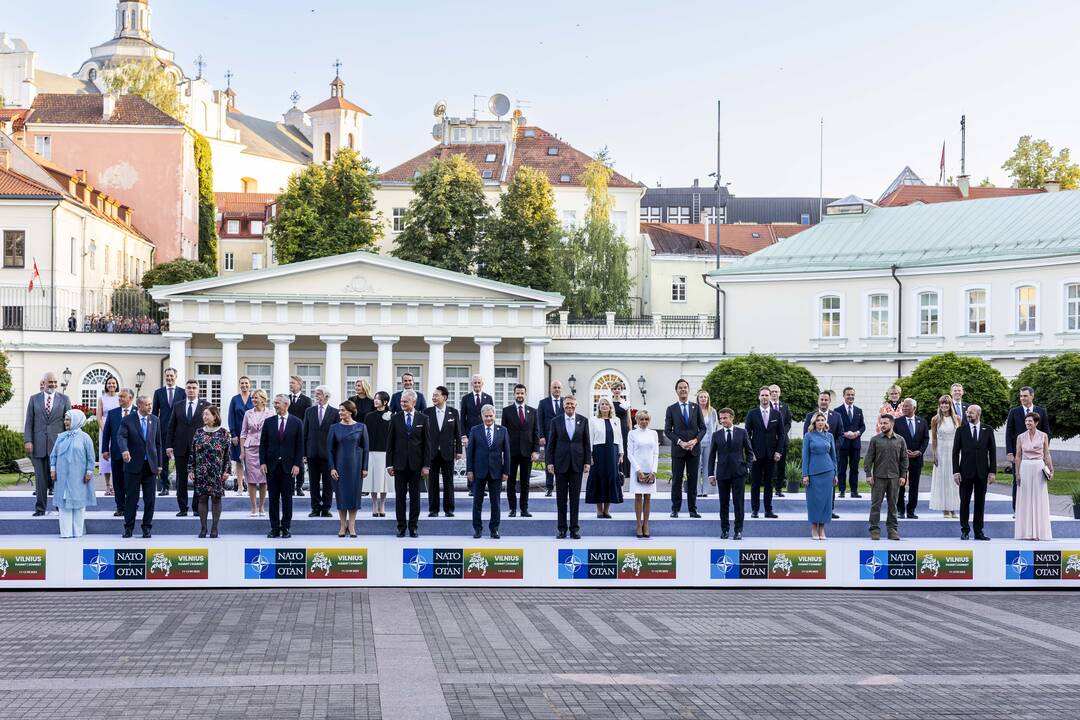 NATO valstybių lyderiai rinkosi į iškilmingą vakarienę Prezidentūroje