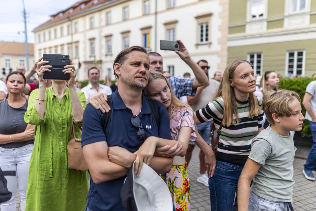 J. Bideno kalbos žmonės klausėsi ir S. Daukanto aikštėje šalia prezidentūros