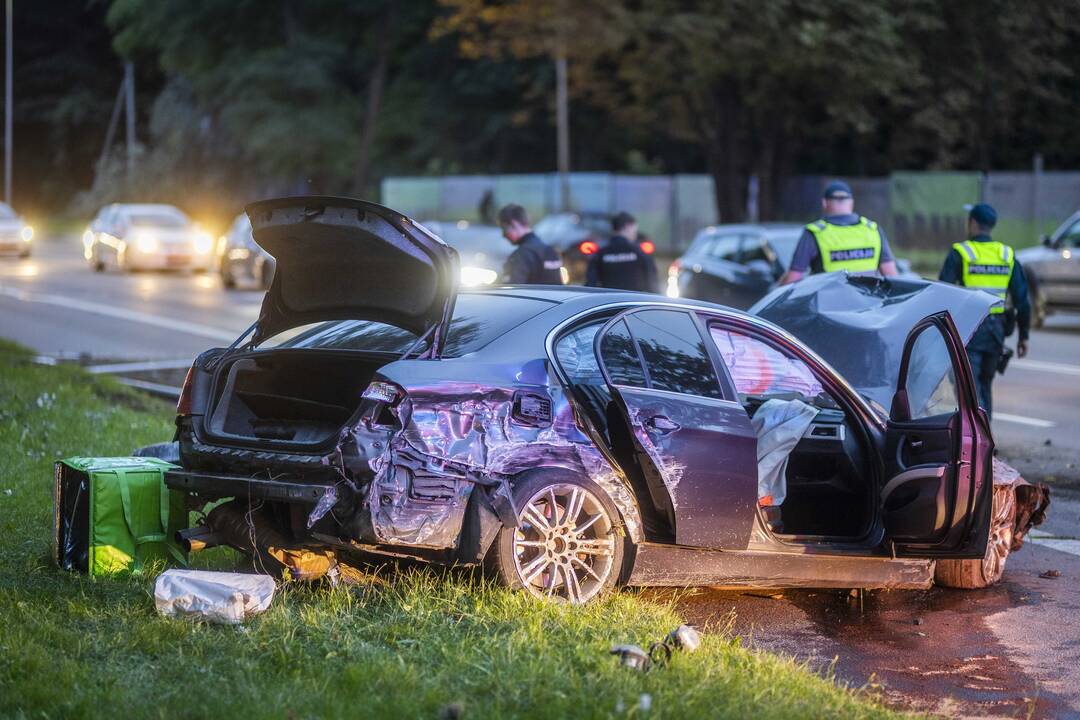 Olandų gatvėje BMW rėžėsi į du stulpus