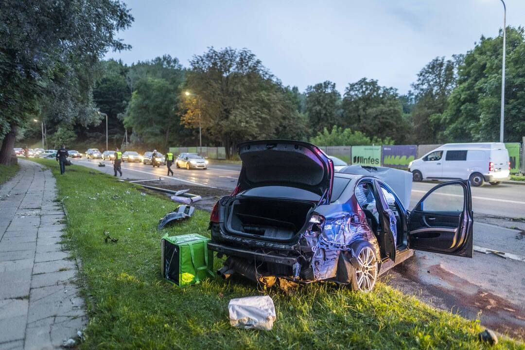 Olandų gatvėje BMW rėžėsi į du stulpus