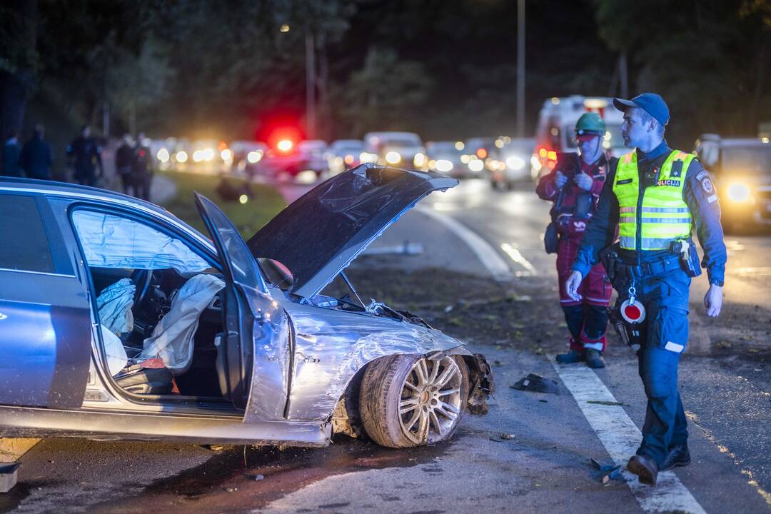 Olandų gatvėje BMW rėžėsi į du stulpus