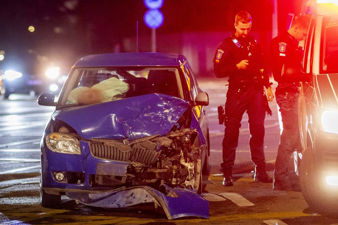  Prie Žaliojo tilto susidūrė „Škoda“ ir prabangus „Mercedes“ automobilis