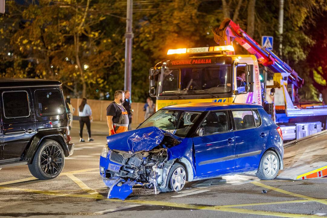  Prie Žaliojo tilto susidūrė „Škoda“ ir prabangus „Mercedes“ automobilis