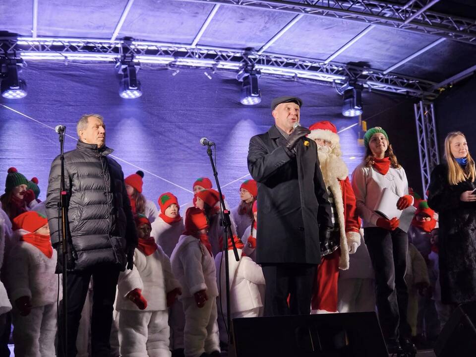 Šakių Kalėdų eglė jau šviečia
