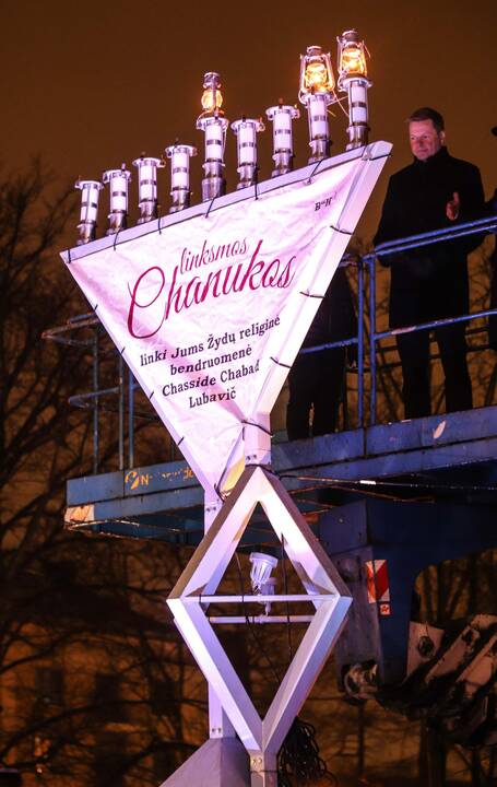 Įžiebta pirmoji Chanukijos žvakė