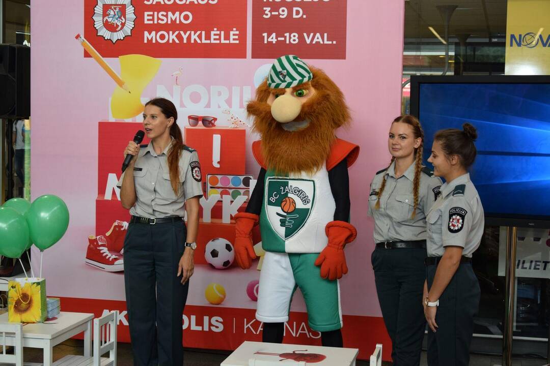 Policijos pareigūnų dovanos moksleiviams