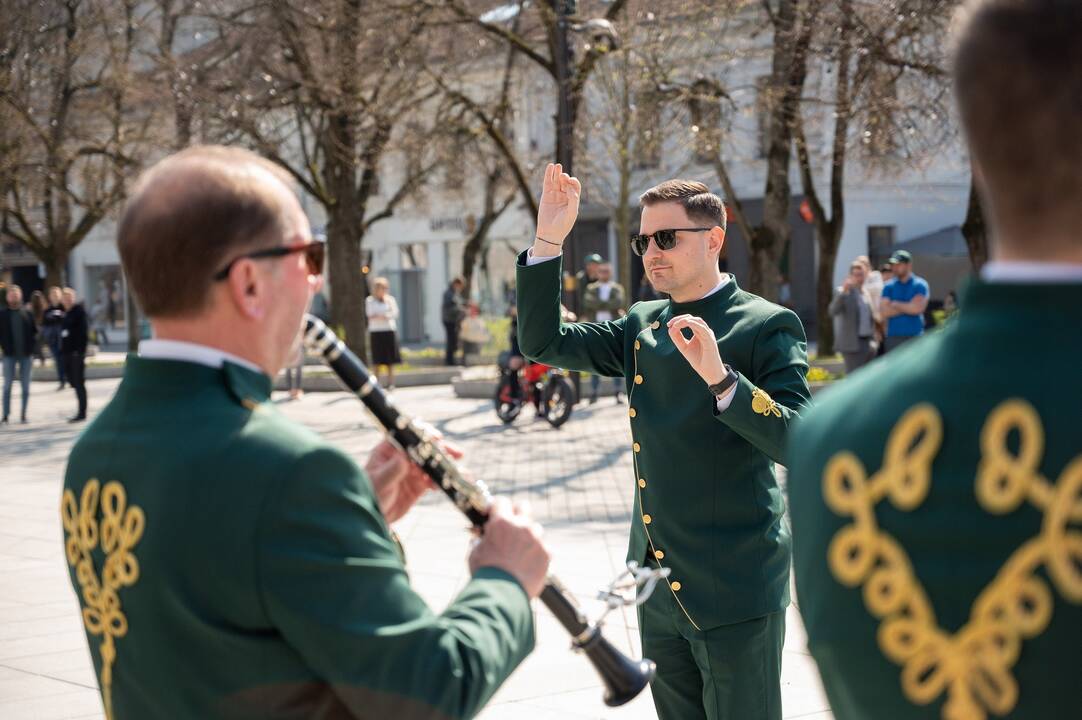 Kauno menininkai simboliškai pasveikinti išskirtine eisena