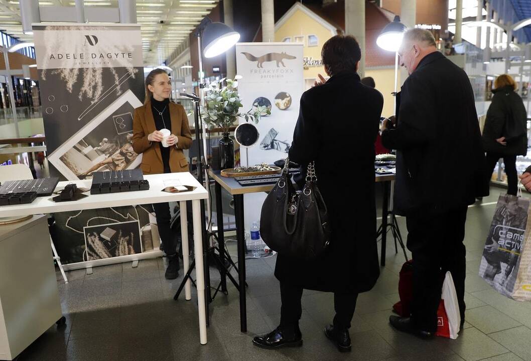Mados kūrėjai pristato naujas stiliaus idėjas pavasariui