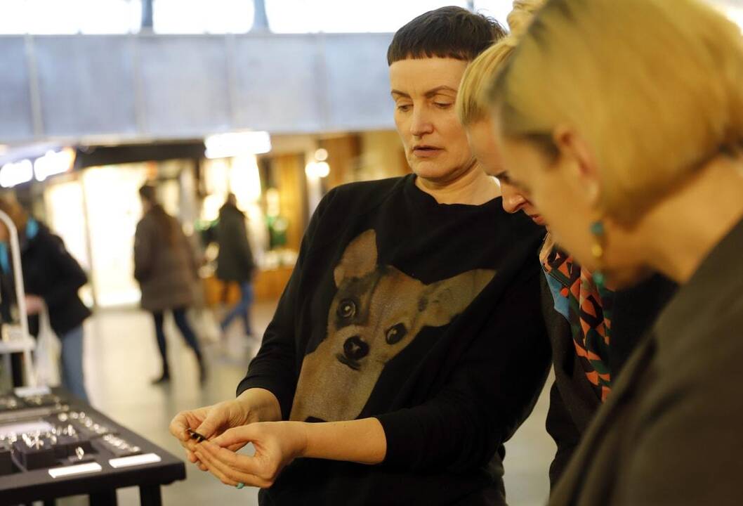 Mados kūrėjai pristato naujas stiliaus idėjas pavasariui