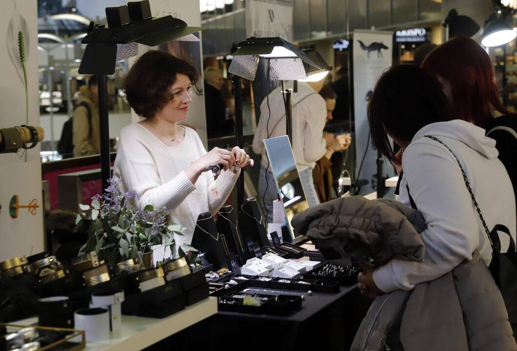 Mados kūrėjai pristato naujas stiliaus idėjas pavasariui