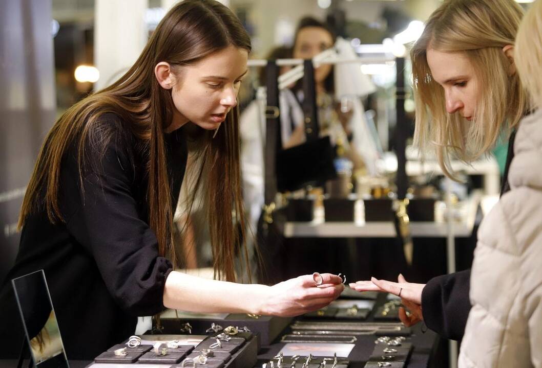 Mados kūrėjai pristato naujas stiliaus idėjas pavasariui