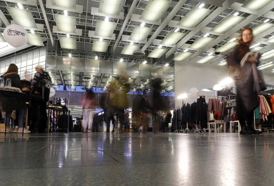 Mados kūrėjai pristato naujas stiliaus idėjas pavasariui
