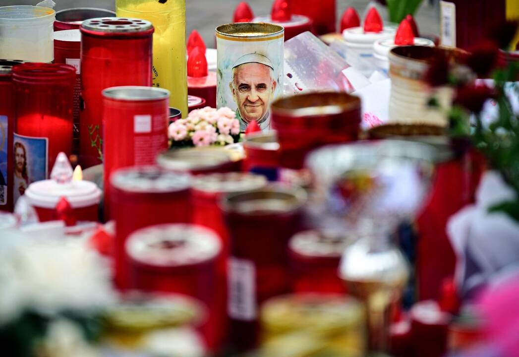 Vatikanas: ligoninėje gydomas popiežius neilgais tarpais gali kvėpuoti be pagalbos 