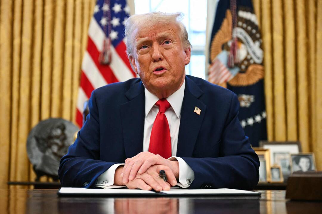 JAV teisėjas laikinai sustabdė Trumpo valstybės tarnautojų išpirkimo schemą