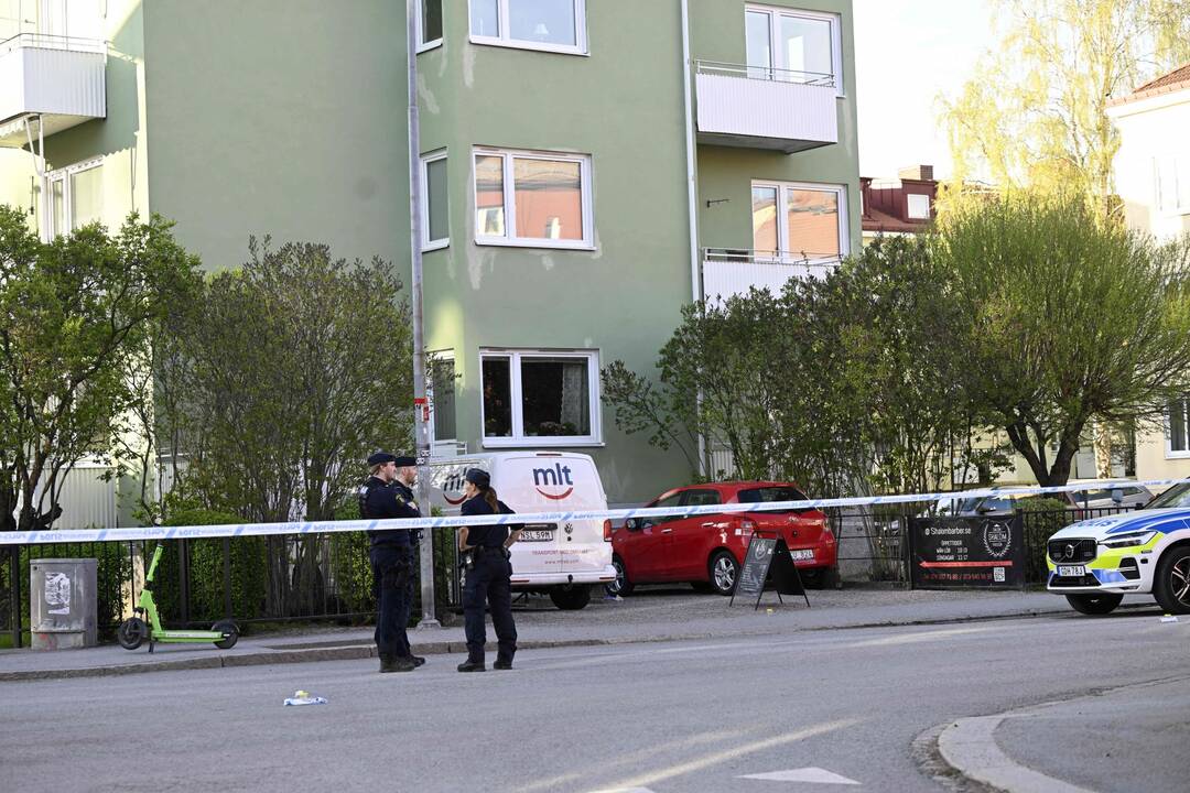 Švedijoje suimti trys asmenys dėl šaudynių kirpykloje