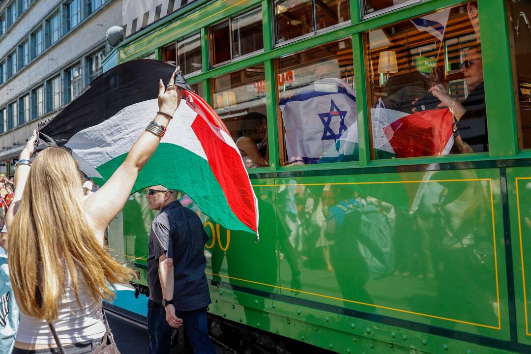 Izraelio „Eurovizijos“ delegacija pateikė skundą dėl protestuotojo gesto