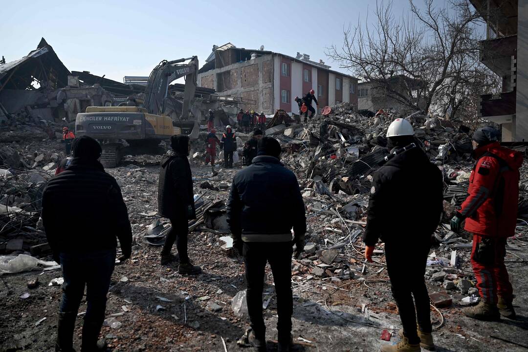 Turkija sulaikė 12 asmenų dėl sugriuvusių pastatų po žemės drebėjimo