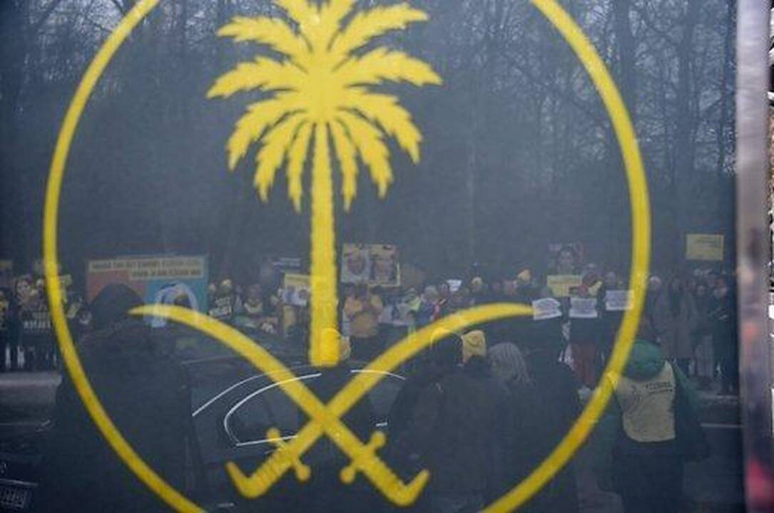 Saudo Arabijoje mirties bausmė „atskalūnui“ poetui pakeista kalėjimu