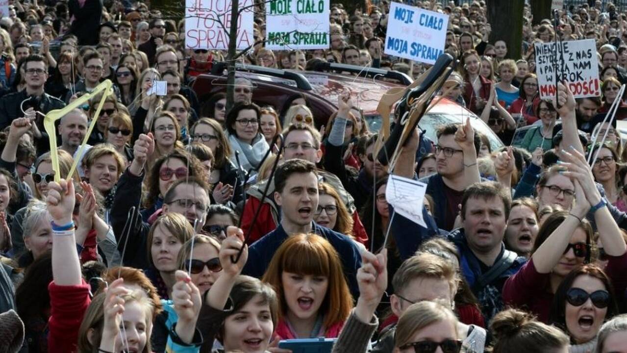 Tūkstančiai lenkų protestavo prieš abortų įstatymo griežtinimą
