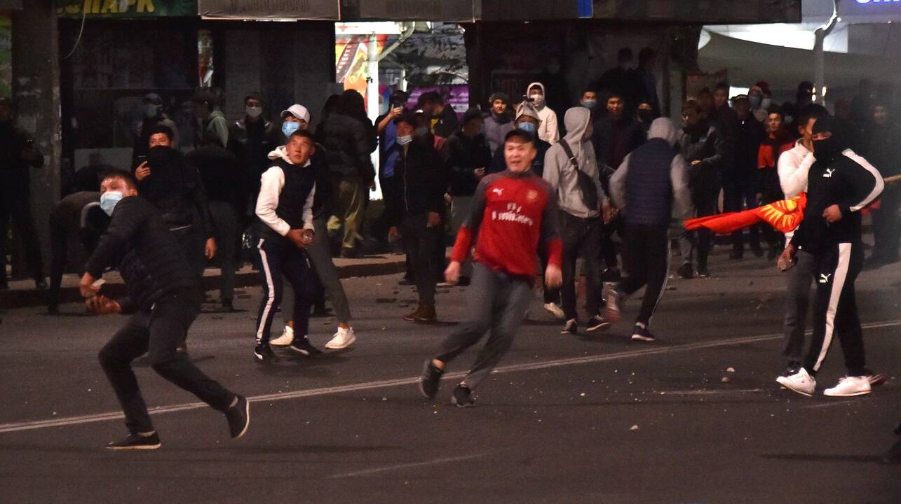 Kirgizijoje per protestus po ginčijamų rinkimų sužeista mažiausiai 16 žmonių
