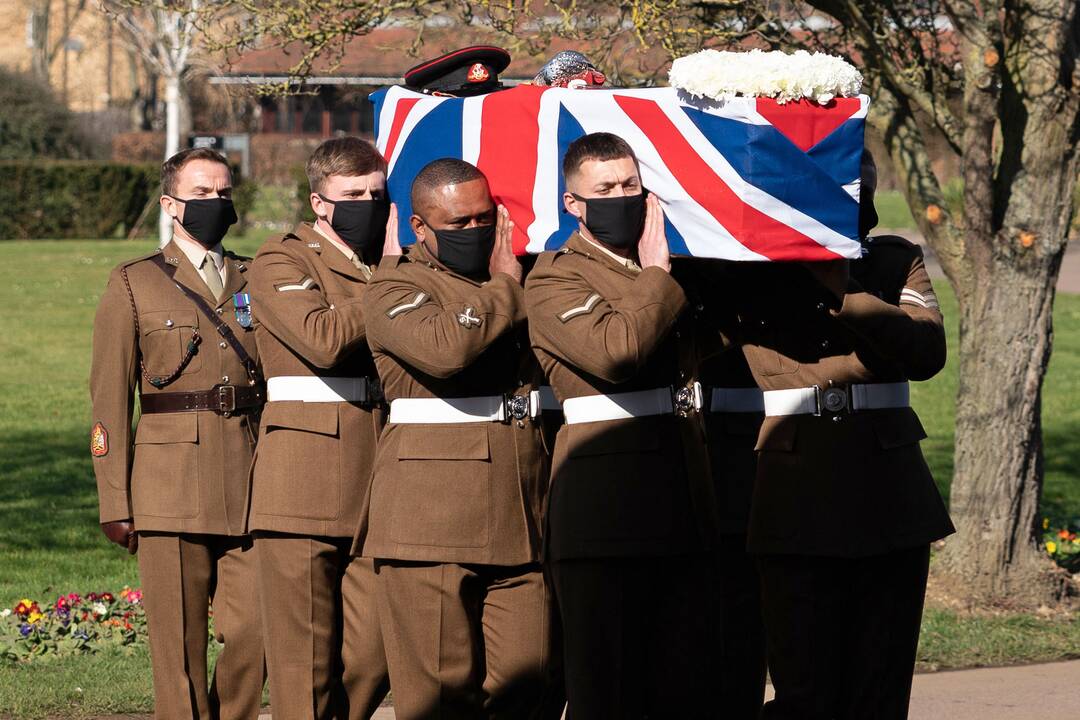 Britanija atsisveikino su pandemijos didvyriu kapitonu T. Moore'u