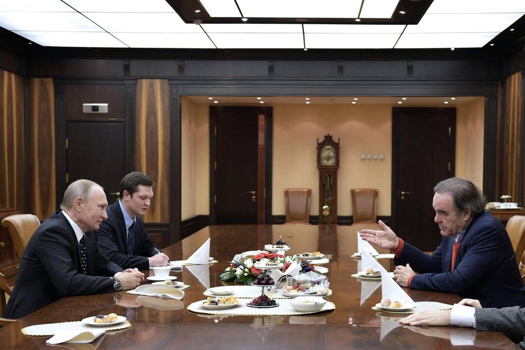 V. Putinas Kremliuje priėmė JAV dokumentinių filmų kūrėją O. Stone'ą