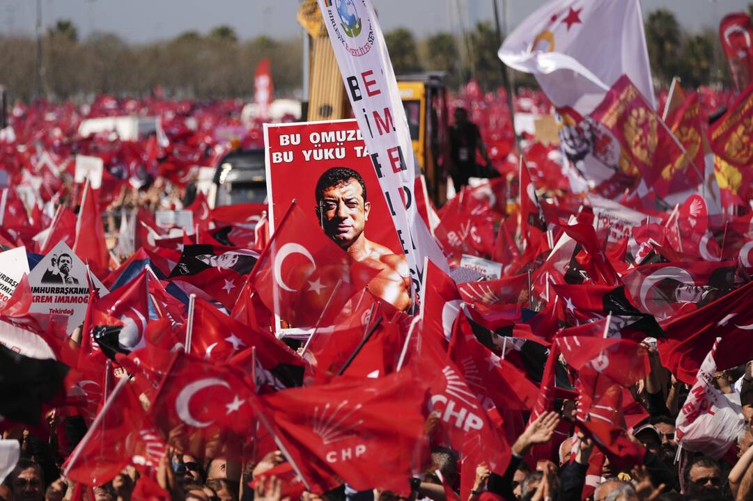ES teigia iš naujo įvertinsianti santykius su Turkija dėl protestų slopinimo