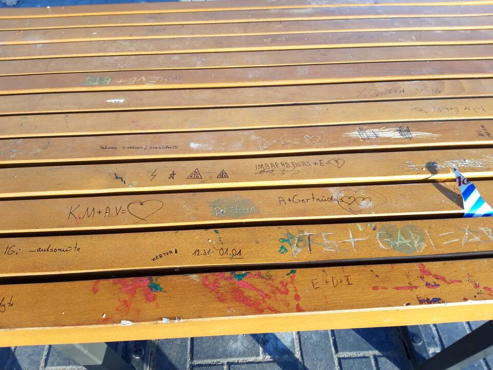Apdergti Kalniečių parko suoleliai