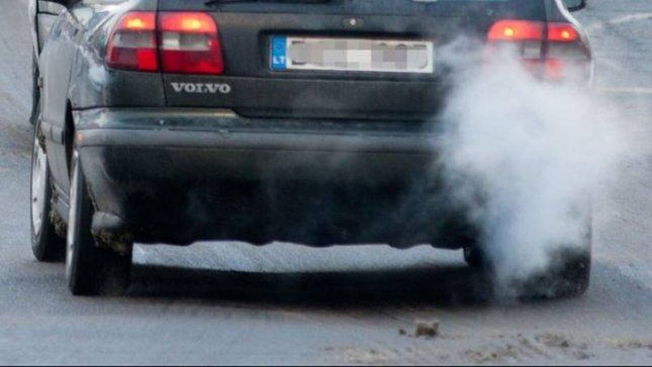 Kuo gali baigtis noras pašildyti automobilį?