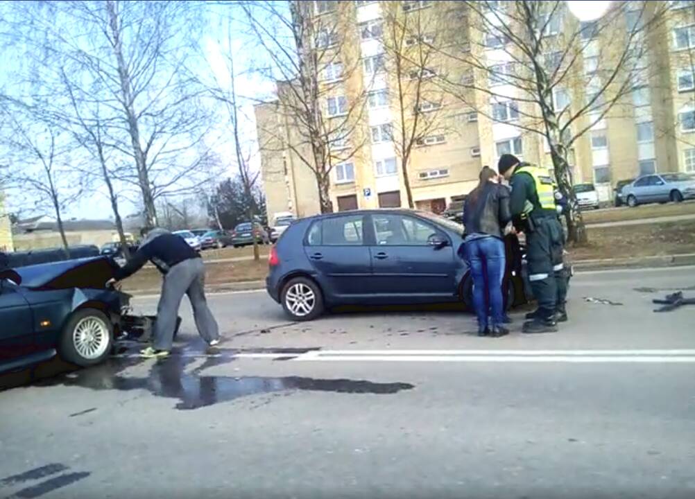 Dėl BMW ir "Volkswagen Golf" avarijos Baltijos gatvėje buvo paralyžiuotas eismas