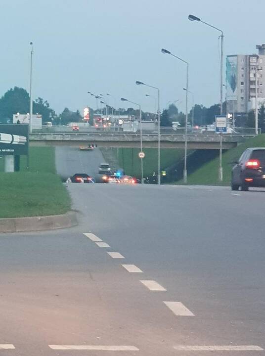 Žemaičių plente per avariją sužalotas motociklininkas