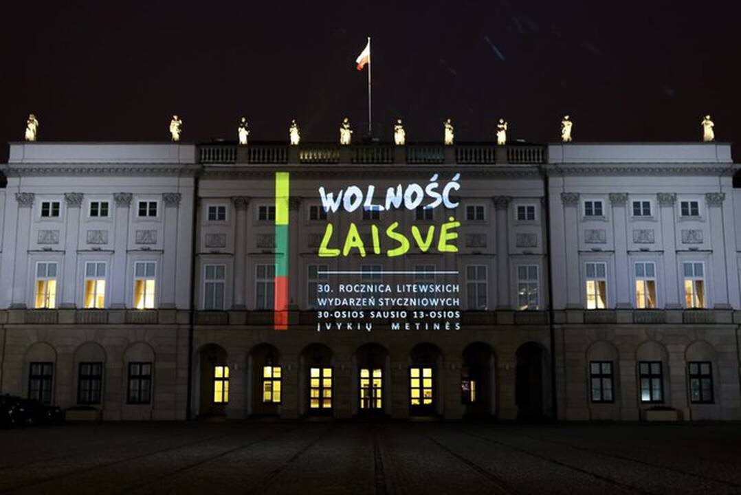 Lenkijos Prezidento rūmus nušvietė Sausio įvykių trisdešimtmetį pagerbiantis užrašas