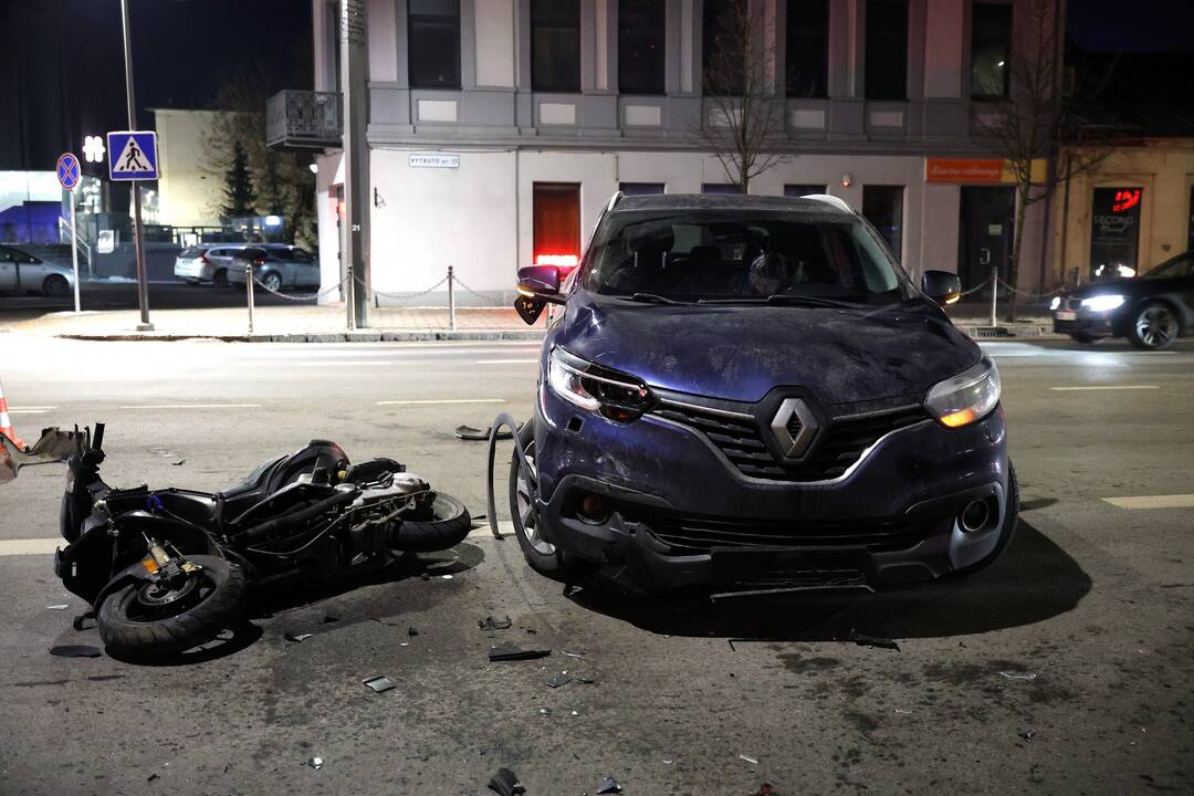 Vytauto prospekte „Renault“ susudūrė su motoroleriu