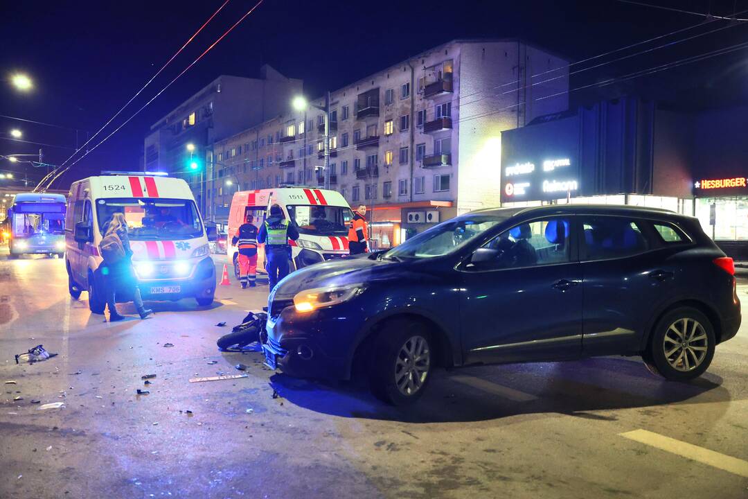 Vytauto prospekte „Renault“ susudūrė su motoroleriu