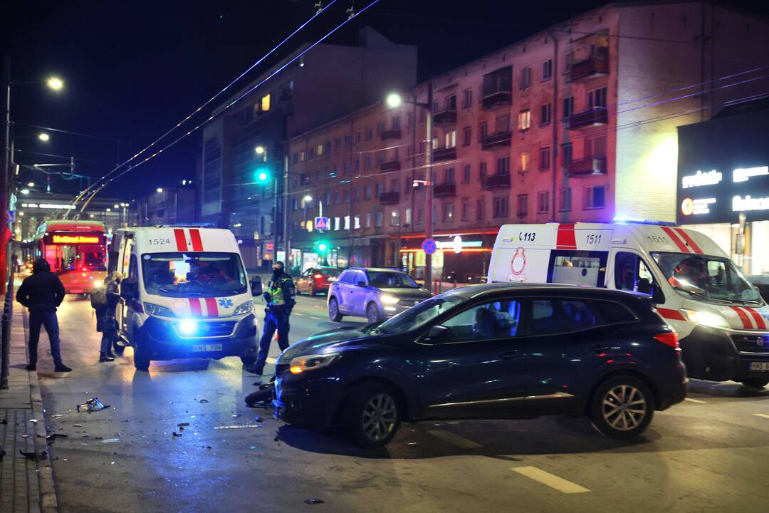 Vytauto prospekte „Renault“ susudūrė su motoroleriu