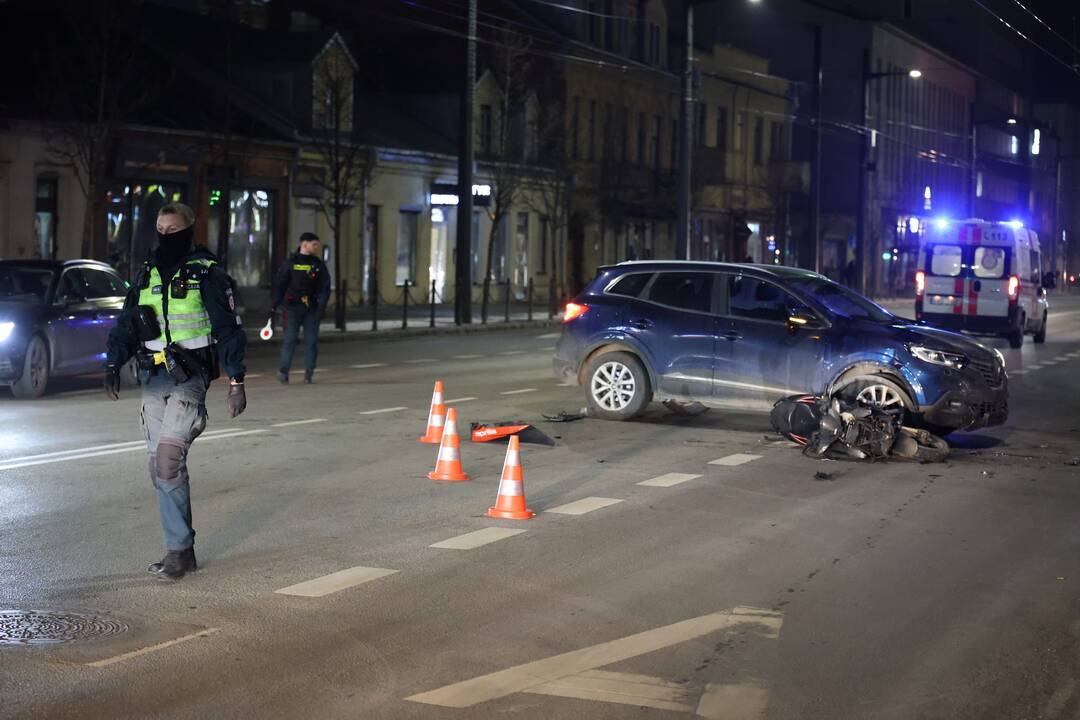 Vytauto prospekte „Renault“ susudūrė su motoroleriu