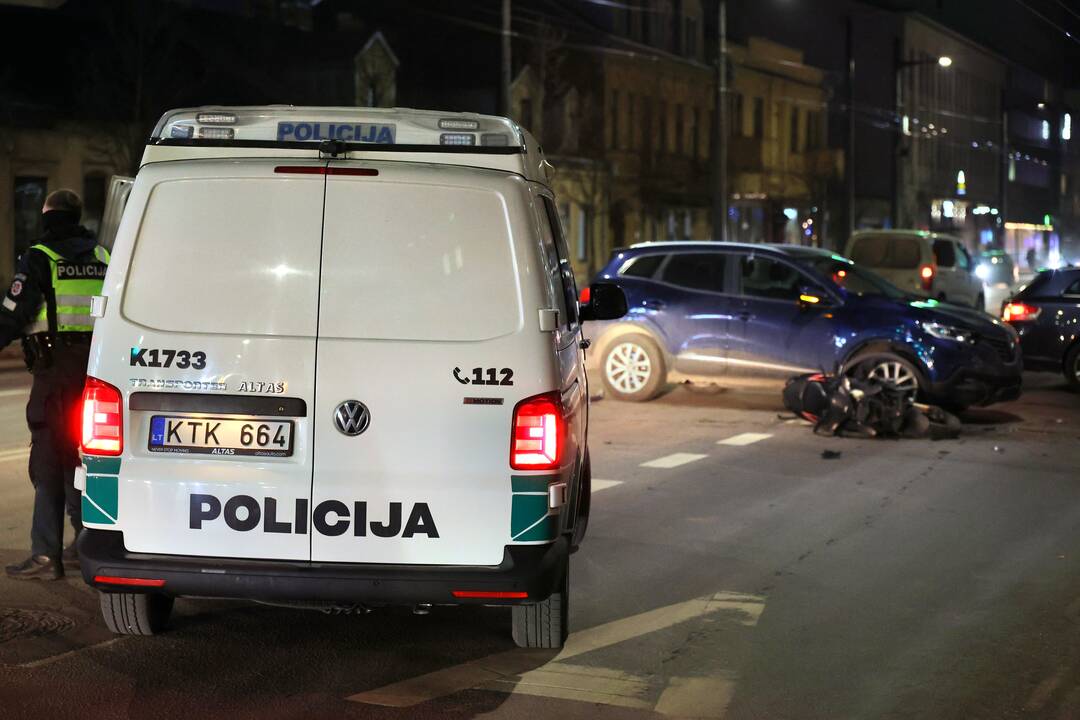 Vytauto prospekte „Renault“ susudūrė su motoroleriu