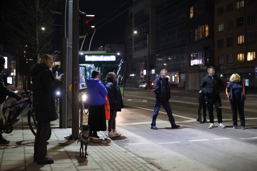 Vytauto prospekte „Renault“ susudūrė su motoroleriu