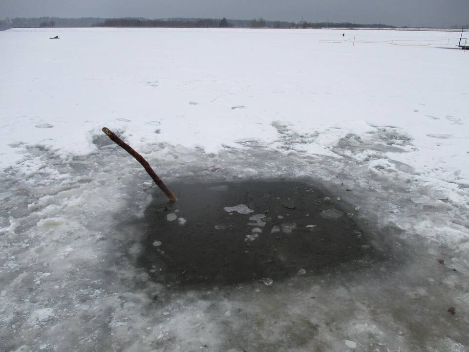 Pramogos ant Kauno marių ledo