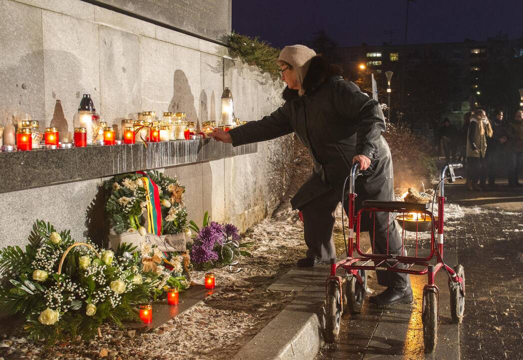 Sostinėje liepsnojo atminimo laužai
