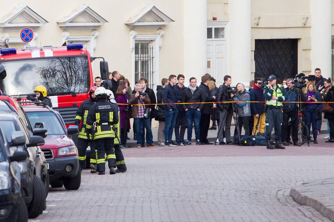 Šalia Prezidentūros grasino susisprogdinti vyriškis