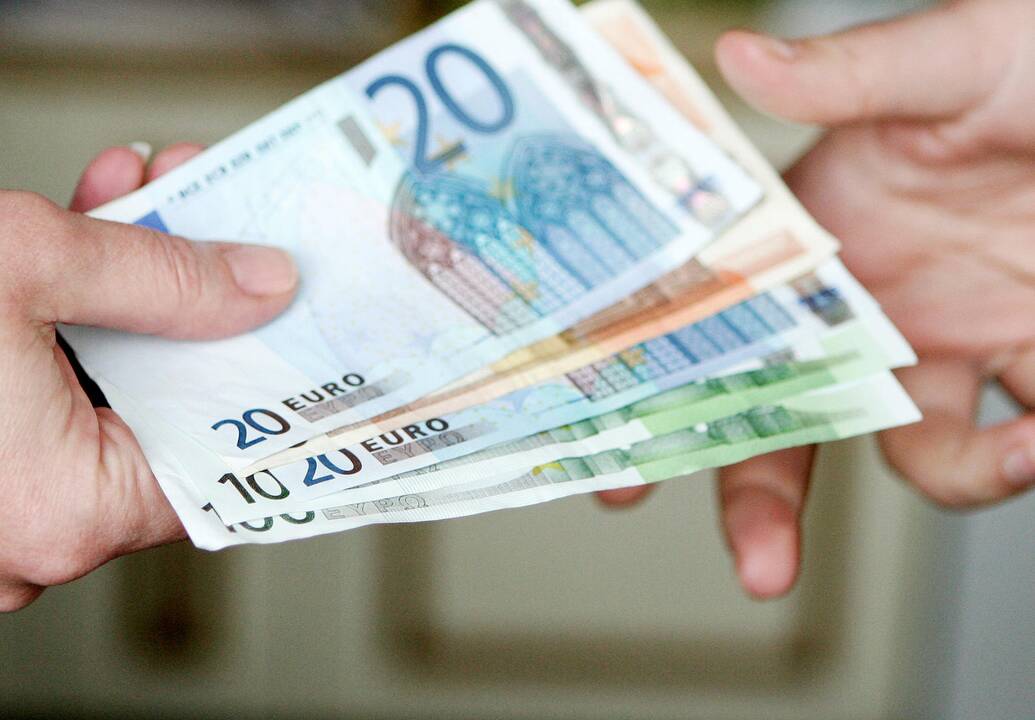 Gera žinia ėmusiems paskolas eurais – sumažinta bazinė palūkanų norma   