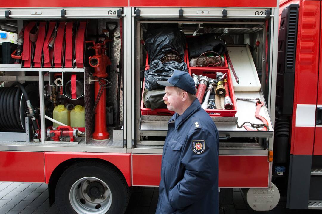 Ugniagesiams teko gesinti dviejų aukštų namą