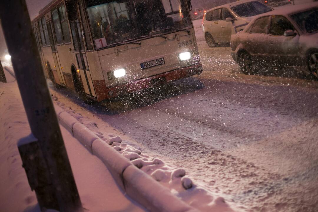 Naktį toliau snigs, eismo sąlygos bus blogos