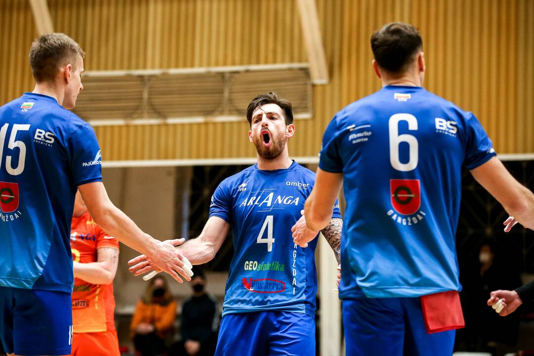 Lietuvos tinklinio čempionato pusfinalis prasidėjo favoritų pergalėmis