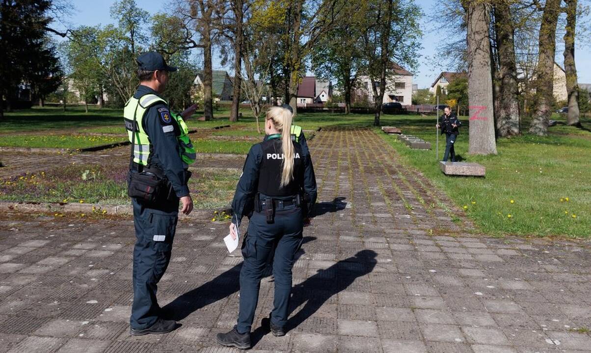 Druskininkuose sovietinės armijos karių kapinėse išteptas paminklas 