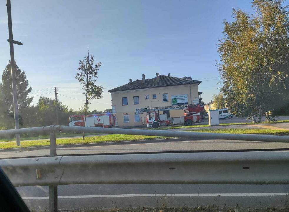 Karmėlavoje dėl padegtų durų užsidegė butas, nukentėjo vyras